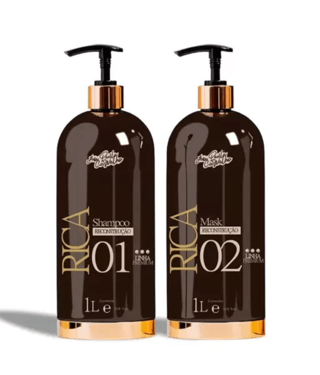Dois frascos pretos com detalhes dourados, shampoo e máscara reconstrutora de 1L da linha RICA