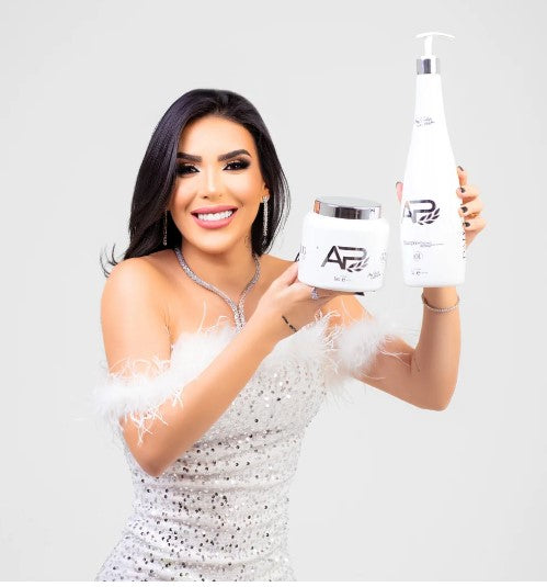 Mulher sorridente com vestido brilhante segura dois produtos de beleza AR2, fundo neutro