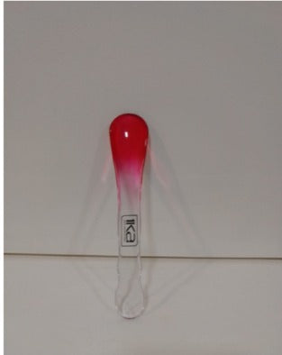 Pipeta transparente com gradiente vermelho, marca IKA na parte inferior, fundo branco